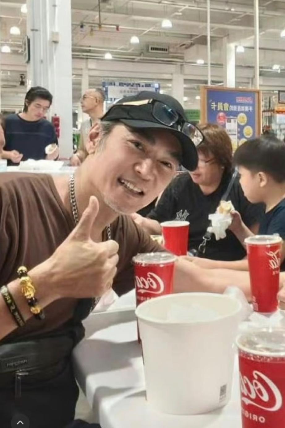 8月7日，焦恩俊晒近照，59岁的他头发眉毛胡子全白了，像是70多岁，特别显老，差