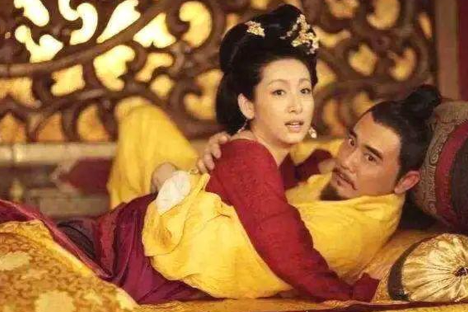 912年，朱温召儿媳王氏侍寝，谁料王氏轻声在朱温的耳边说：“你儿子要谋反！”朱温