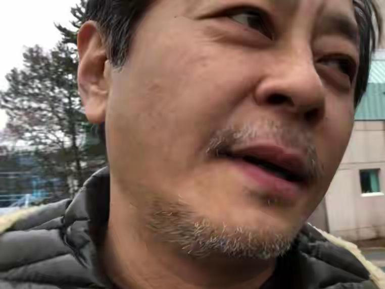 你能想象吗？那个唱着《一场游戏一场梦》的“浪子歌王”王杰，如今正在加拿大哈法小城