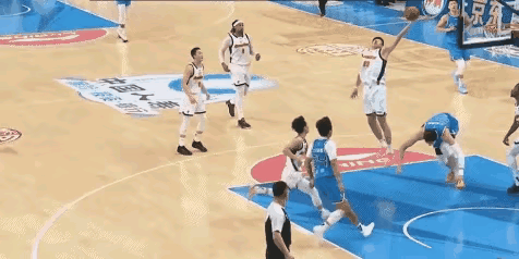 徐杰的受伤到底是不是周琦故意的，看视频估计大家都有一个正确的明断，有人说周琦倒地