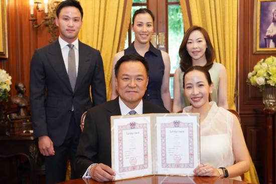 2月13日，59岁的华裔泰国总理阿努廷与小他20岁的女友塔纳侬正式登记结婚。这是