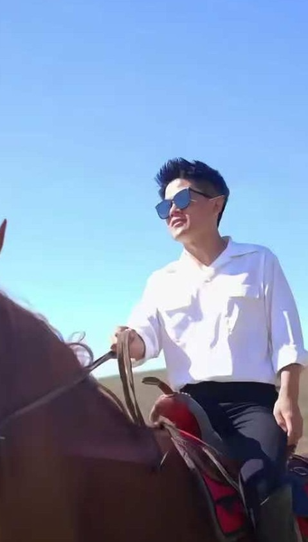 董宇辉正面回应了，李娟老师和宇辉不在新疆见面了。新疆阅山河官宣后，有网友在视频