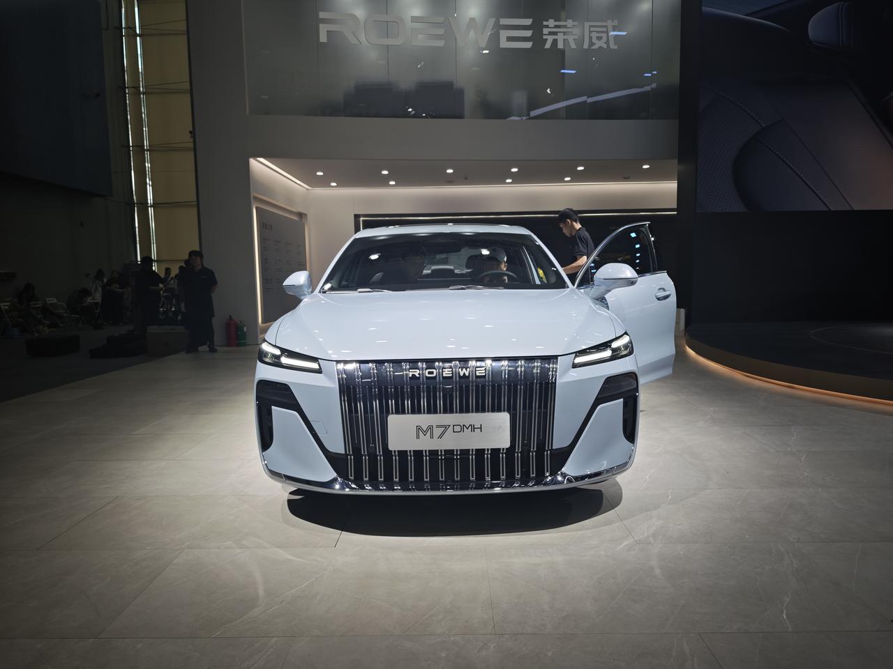 在2025广州车展5.2号馆荣威展台，荣威M7DMH的表现令人关注