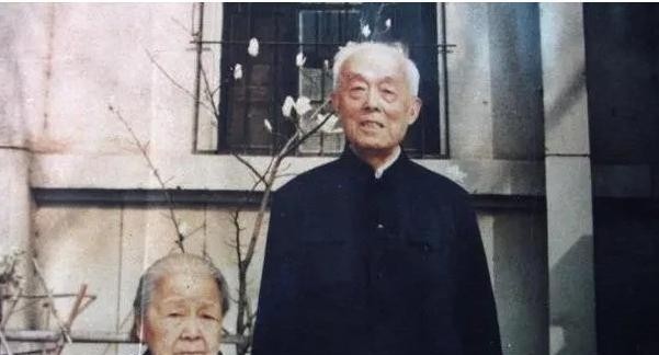 1964年，国学大师季羡林，得知妻子彭德华要来北京时，转头就将大床换成了单人床，