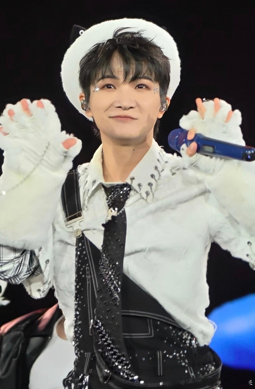 周深周深成都演唱会这个软嘟嘟的肉爪好想贴鼻子上猛吸一口在抓一抓肉垫