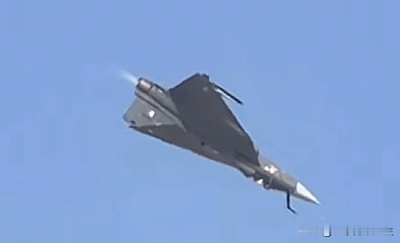 今天三哥迪拜航展发生坠机的这架光辉战机，从图二看应该是襟翼设计有问题。由于三哥光