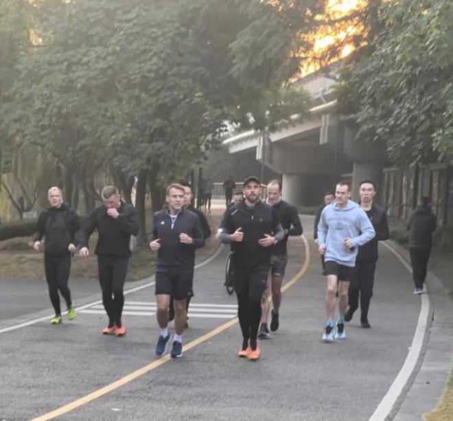 马克龙在成都跑步的视频曝光，两大“亮点”惊呆成都人：太强了。12月5日，是