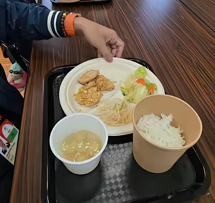 刚刚开幕的日本名古屋亚运会，还没比出多少精彩赛事，先因为伙食太差、配给抠门、体验拉胯彻底冲上热搜，让