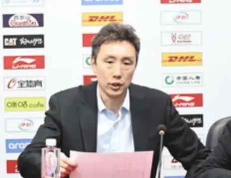 江苏男篮主教练易立接受采访，愁容满面，对新赛季的局势表示堪忧，球迷表示:不行就别