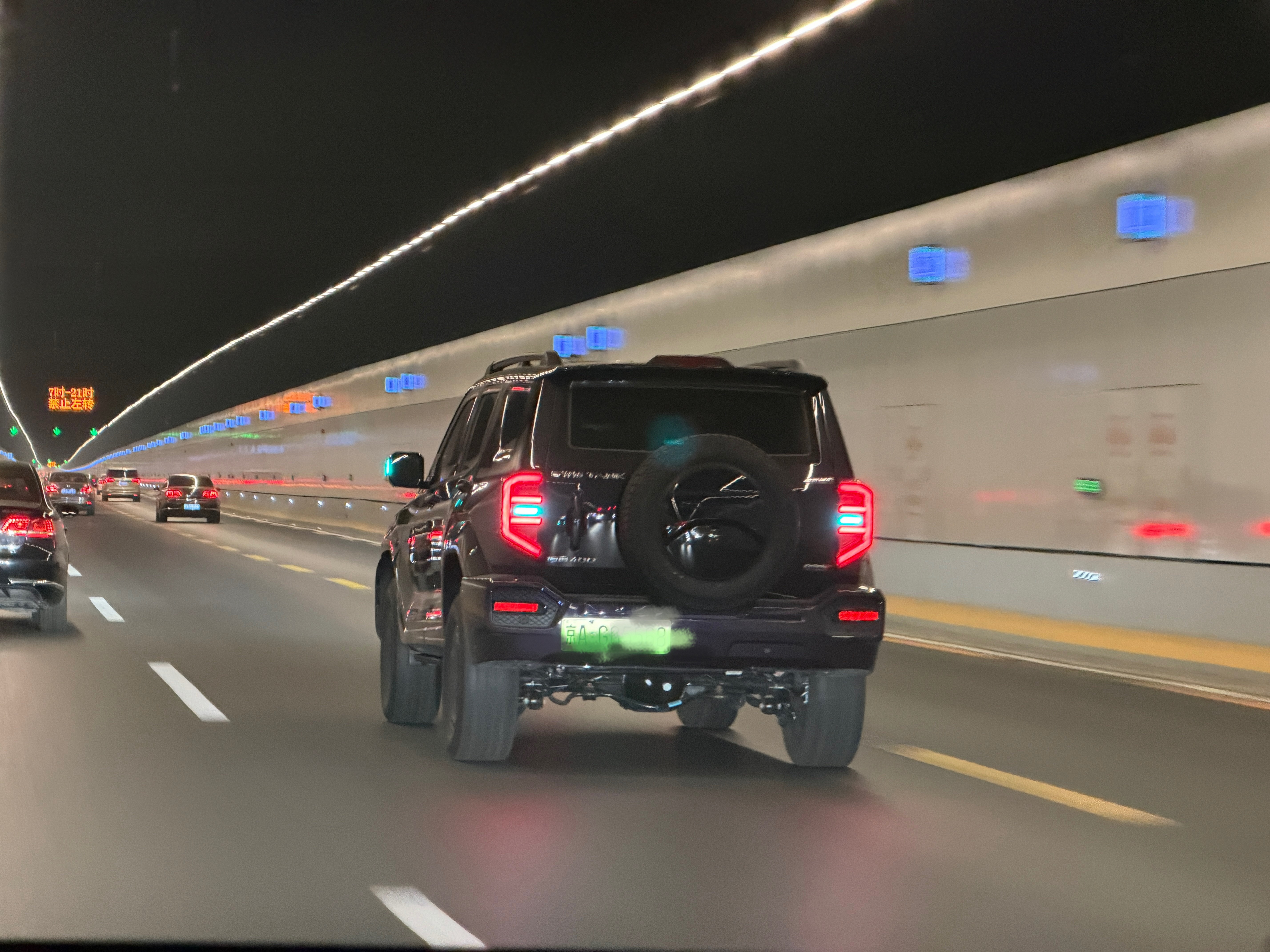 捕捉到一辆正在辅助驾驶的坦克500。讲真有多少男生梦寐以求一辆“方盒子”SUV