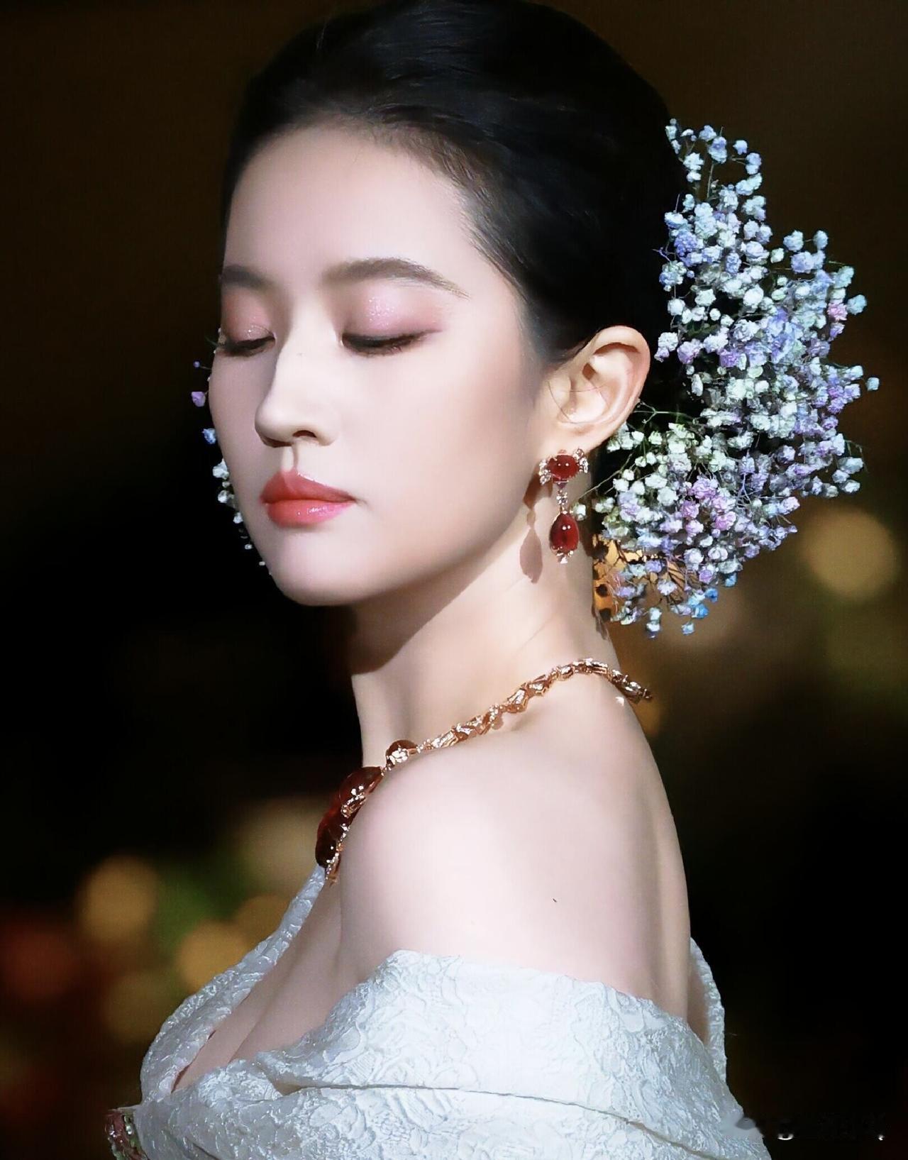 刘亦菲的发型师好牛啊,满天星簪花虽然不值什么钱,但配上大光明盘发简直不要太高级,