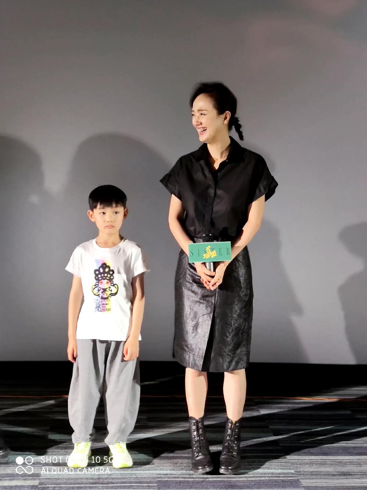 朱媛媛早前活动照，即使自己身患重病，再宣传电影时，依旧笑容满面，状态好的不得了！