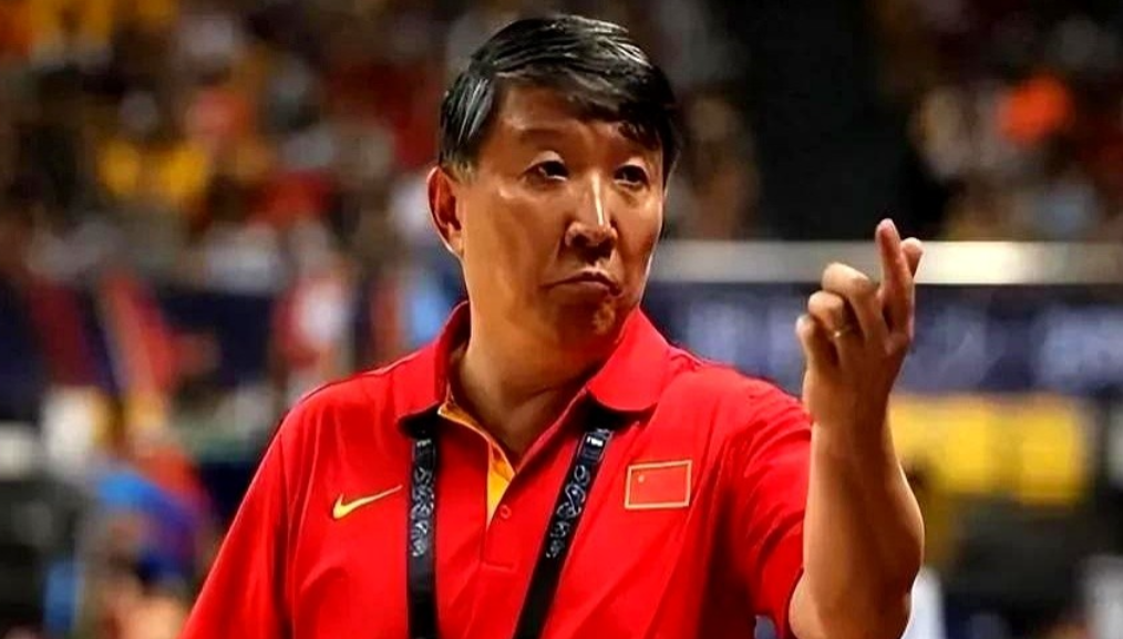 中国女篮阵容调整，李梦被裁一事引发热议。知名解说杨毅在节目中谈及此事，直言李