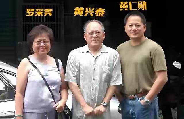 黄仁勋长得很像他母亲，科技厉害的他不仅会唱歌还会跳舞，他工作生活两不误，活得精彩