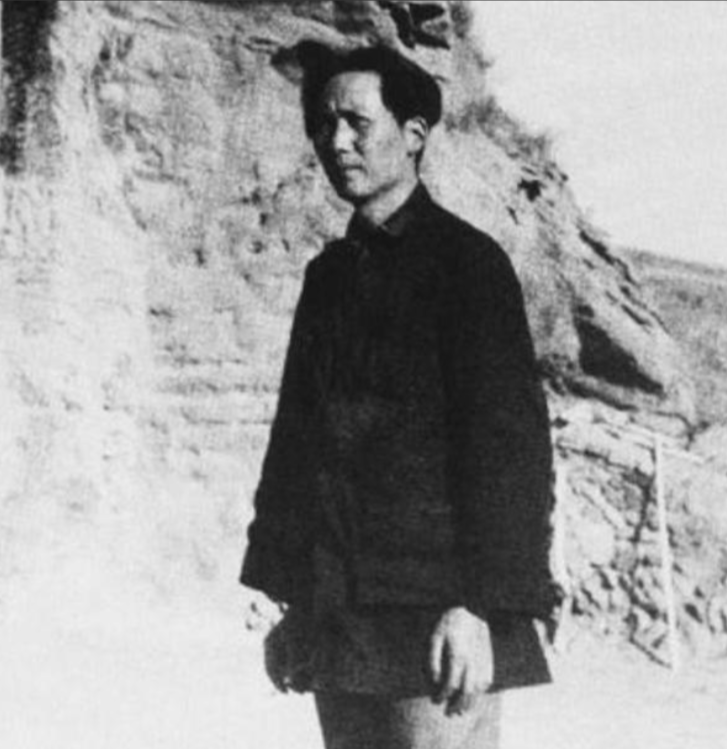 1927年，毛泽东被捕后，在被押的路上，突然对一名团丁说：“老哥，我脚扭了，走不