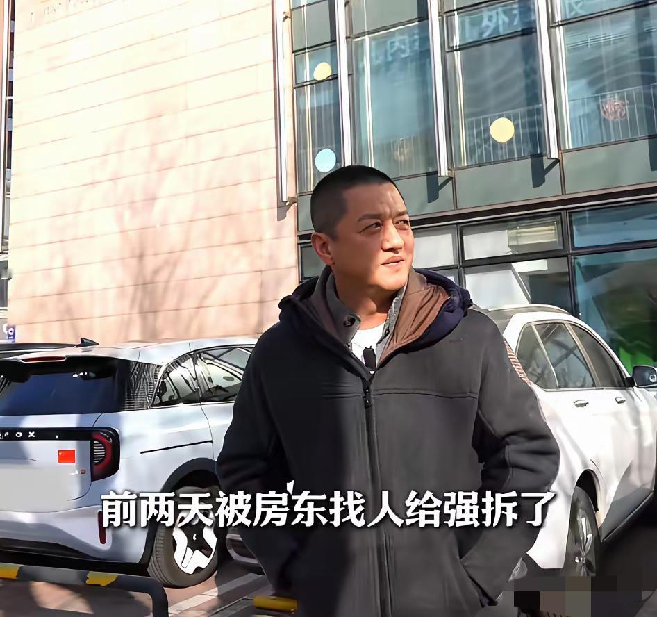 房东助理对媒体说：“房东是70岁的老人，一直在香港生活，一开始租给李亚鹏的房租价