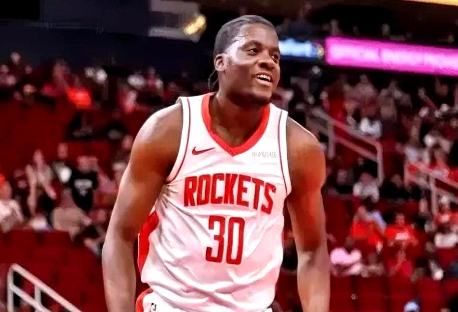 最近火箭球迷刷到卡佩拉都惊了——这哥居然回火箭了？！对阵勇士那场，1