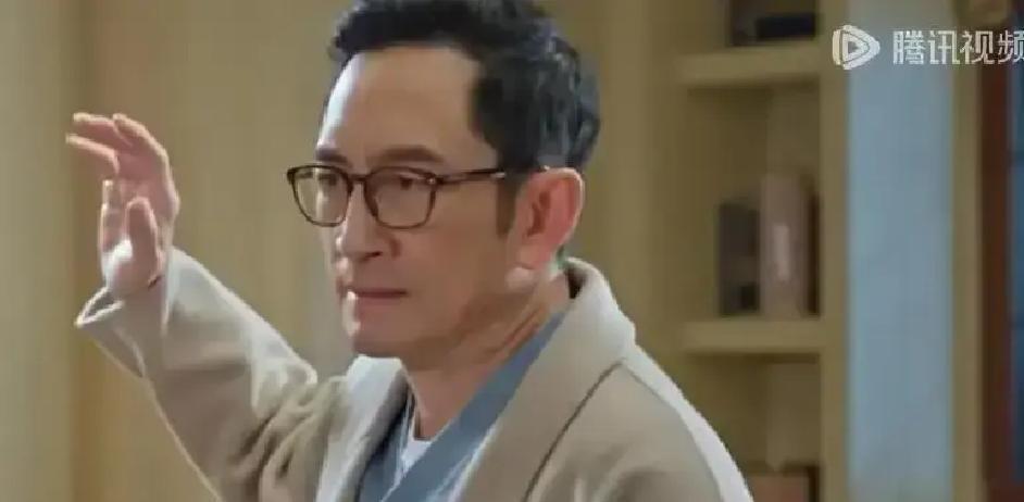 豪门24小时踢人真千金曦光刚回国，养女就偷发“我回来了”。聂家动作比闪电快