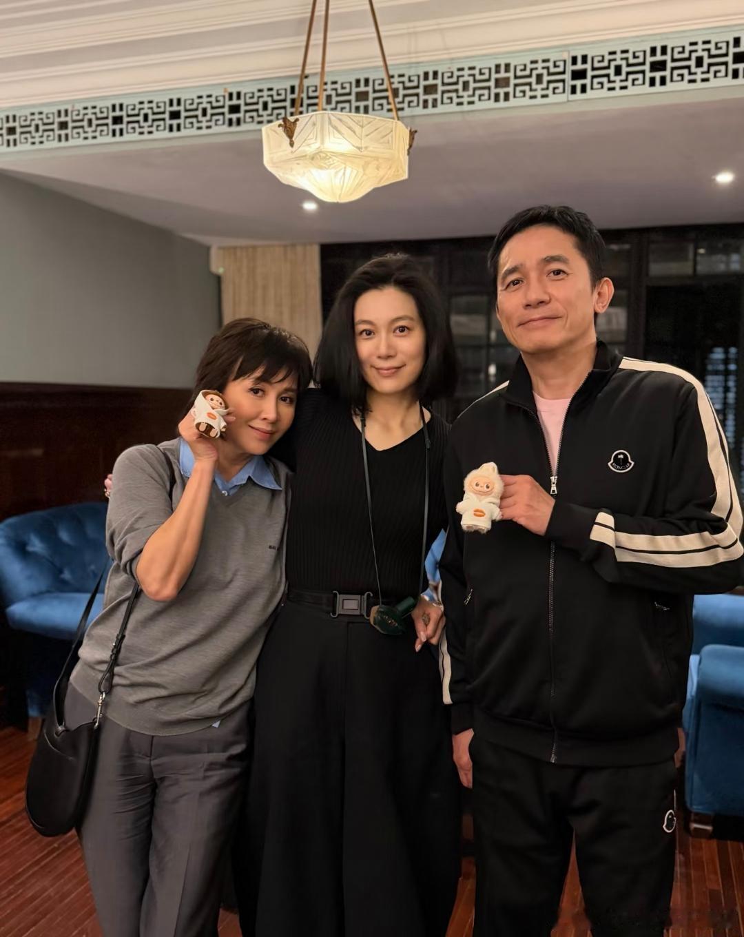 64岁的梁朝伟和老婆刘嘉玲去上海朋友家做客。他的状态真的太好了，看起来格外年轻，