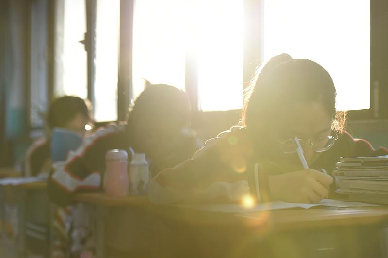 评正高就必须先当校长、当局长？这事说出来像个段子，可在太多一线教师眼里，这就是现