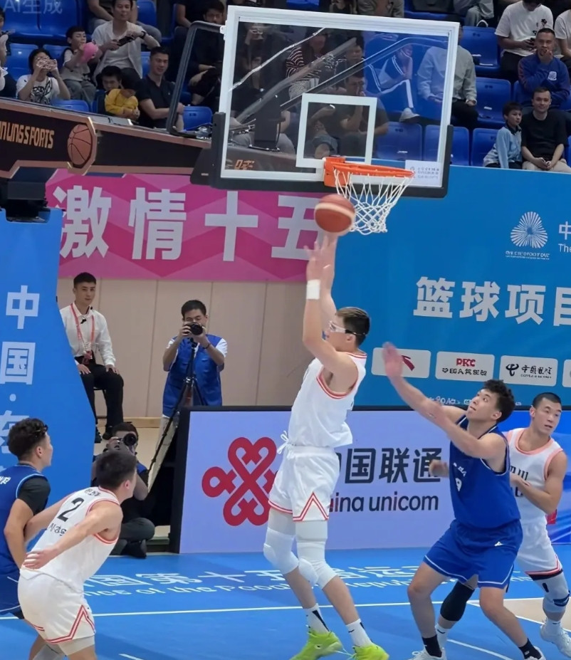 周琦的“腰伤”最近成了罗生门一边对媒体诉苦，说夏天打了剂量更大的针治疗腰伤；另