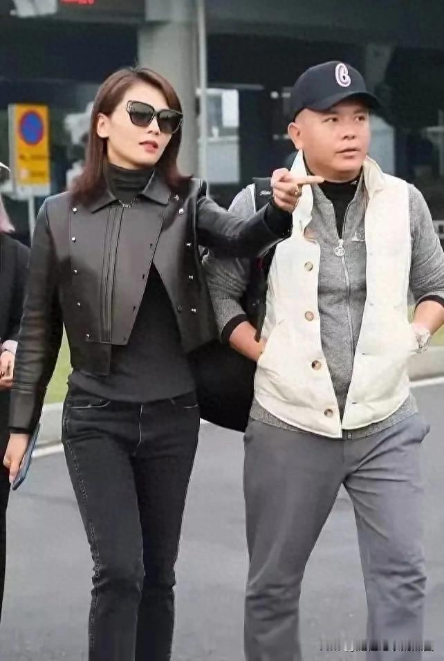 王珂长相一般，有点矮小，脖子几乎看不到了，就是这样相貌普通的男人娶到了刘涛这么貌