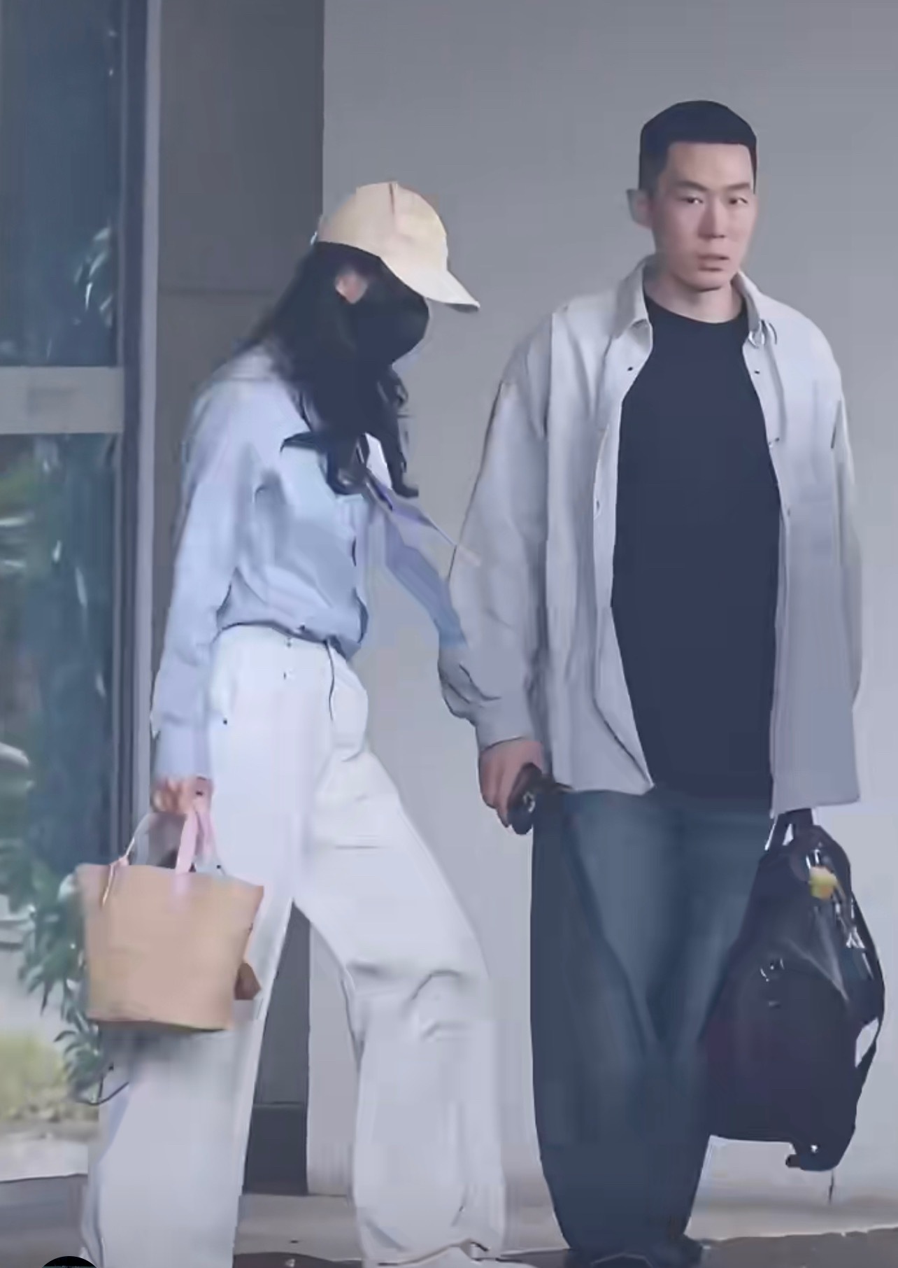 刘诗诗深圳🔚✈️上海，飘带衬衣➕白色休闲裤休闲高级，随性慵懒～大雷这眼神怎么鼠
