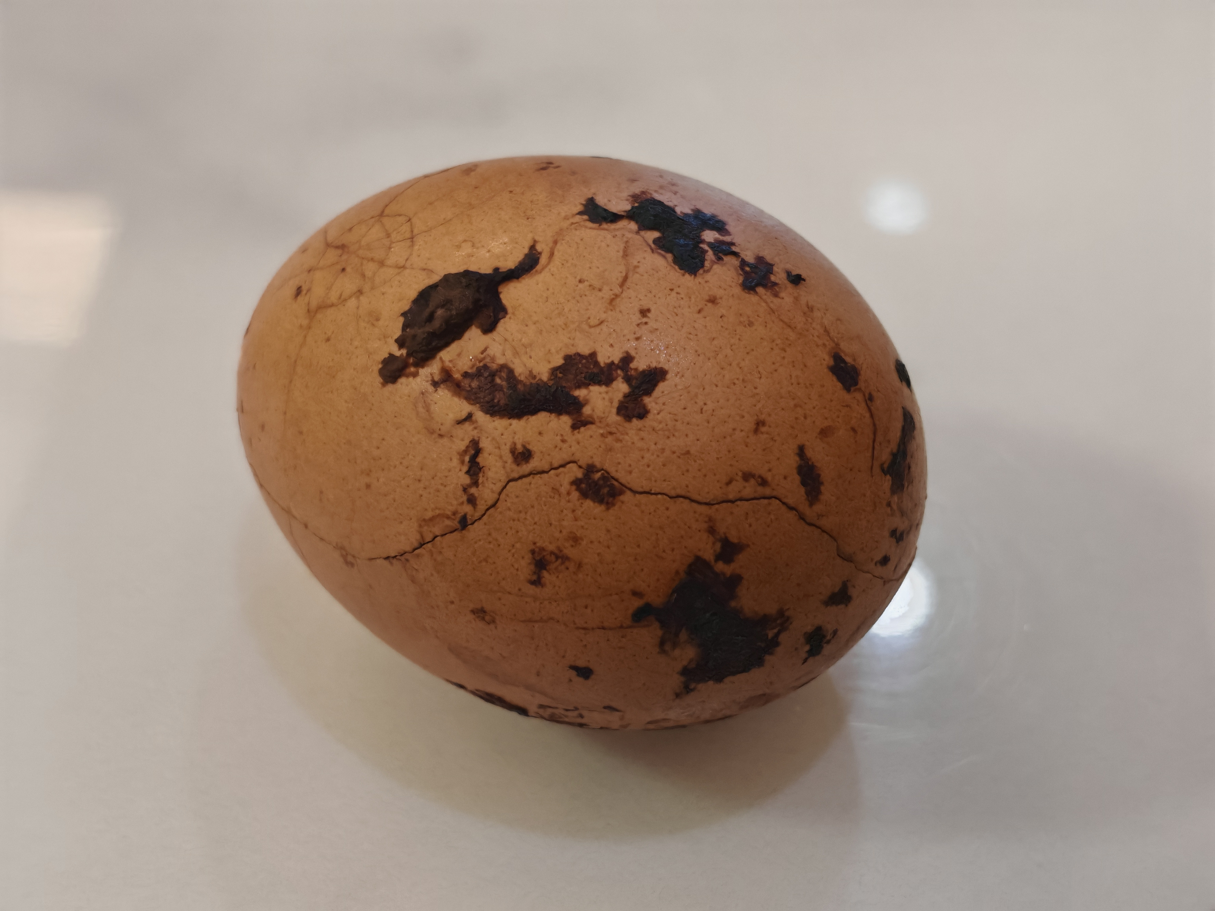 买了个茶叶蛋，但是这蛋壳上不知道是啥，感觉没洗就直接煮了，但老板说每个鸡蛋他们都