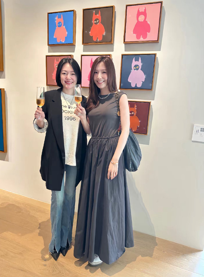 小S二女儿Lily画展亲友都穿素色衣服参展，小S二女儿这画作在业界算是什么水平？