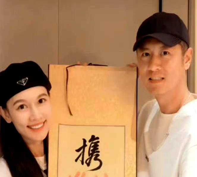 怀着二胎的孙骁骁发了段视频，荧幕里向来稳重老成的任重，在家里毫无包袱，拿着布偶手舞足蹈扮丑搞怪，就为