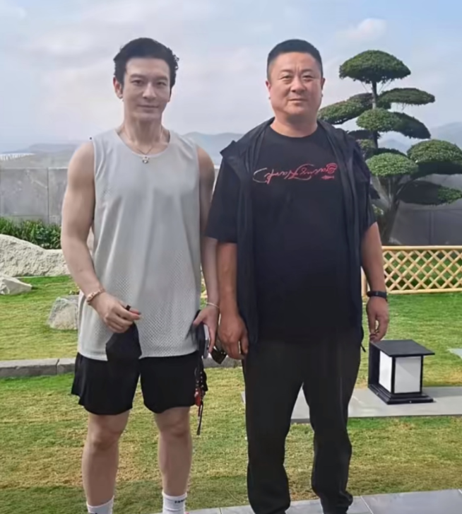 黄晓明人到中年也是偶像出门跑步也是假发片，增高鞋样样不落，永远保持最帅姿态。