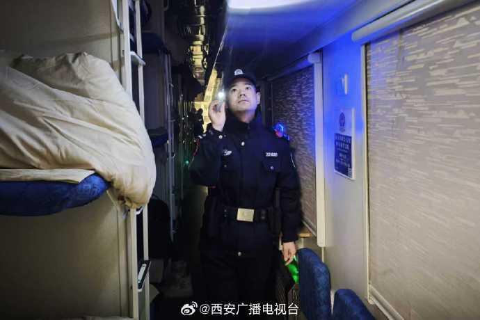 无独有偶，近日，在D2583次列车运行途中，旅客张某向当班乘警紧急求助，称其随身