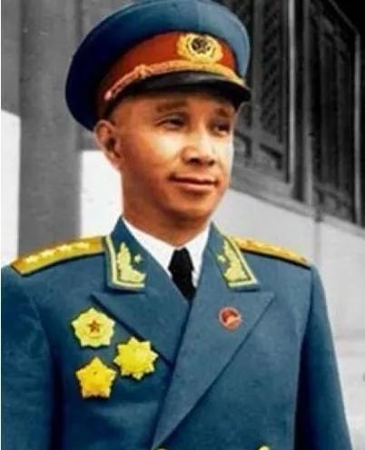 1948年，济南战役，粟裕歼敌十万，生擒王耀武，怒火攻心的蒋介石下达了刺杀粟裕的