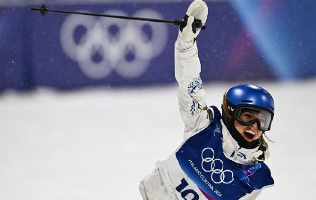 16日晚，在大跳台决赛后的新闻发布会上，有外国记者问谷爱凌“觉得自己是赢得两枚银