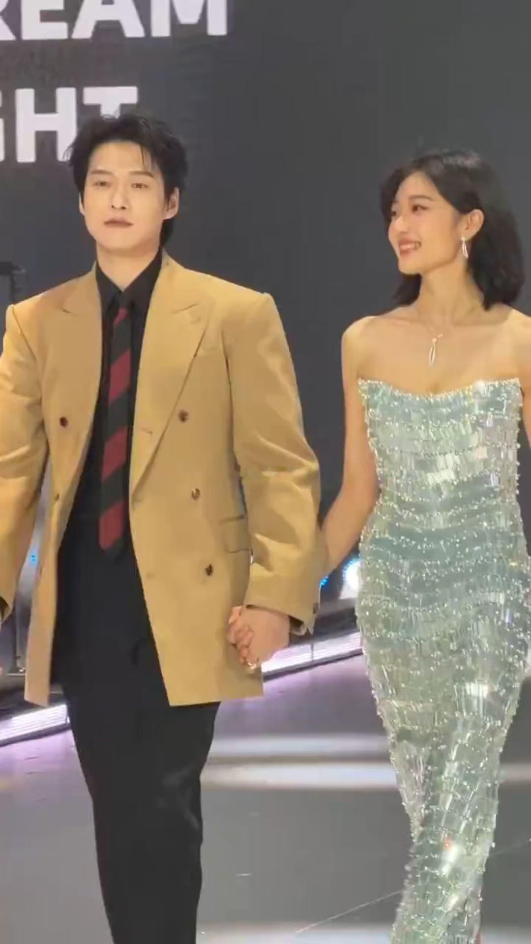 魏大勋走过头了红毯上的小意外反而成了亮点，魏大勋的反应又快又自然，既保持了风度