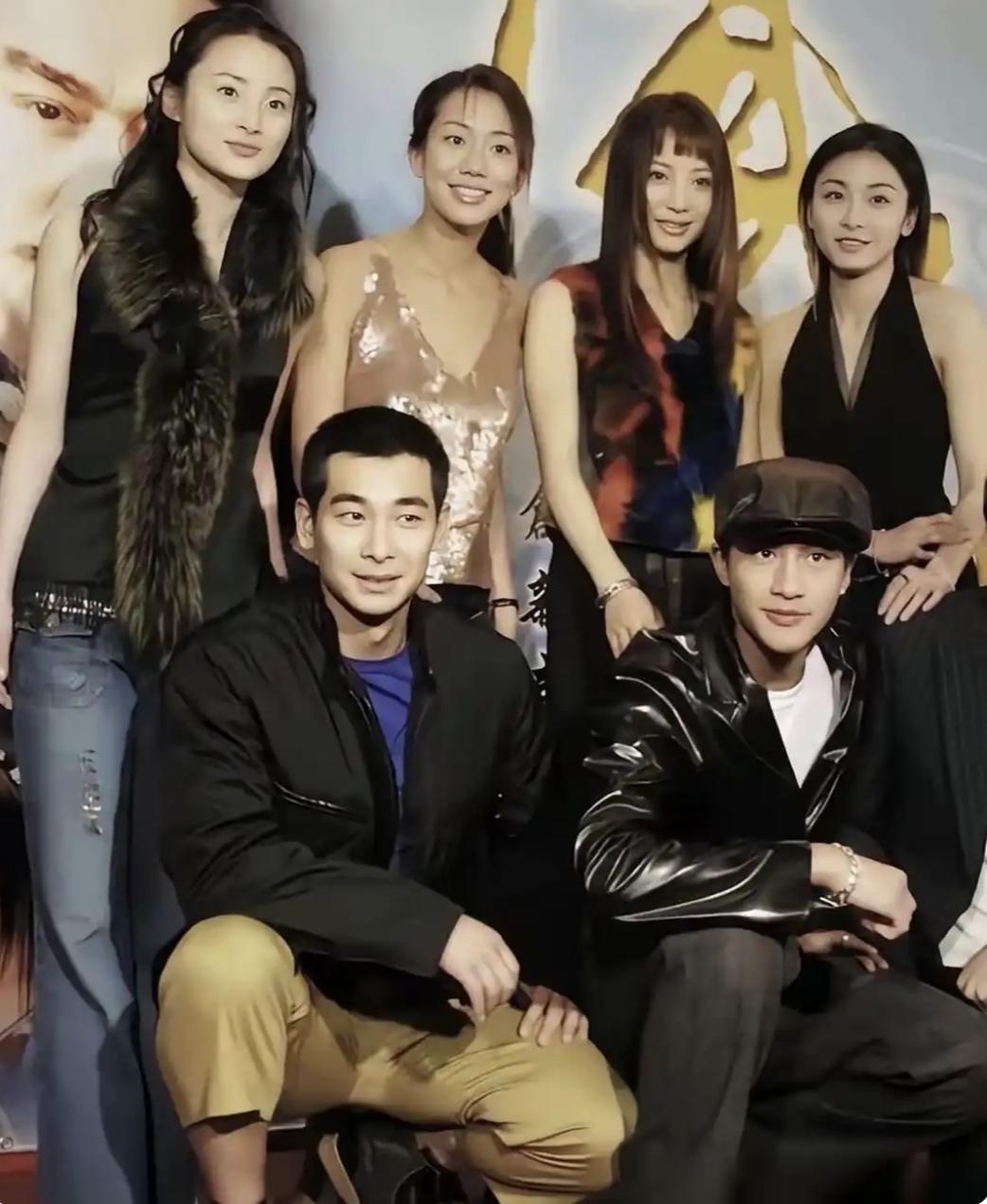 这是当年电视剧《风云》剧组主要演员合影，有人说里面那个清丽脱俗的女演员蒋勤勤最美