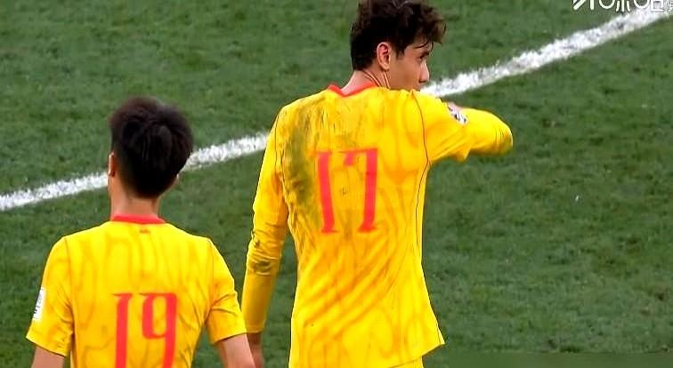 邵佳一早就告诉他了：别玩花的，就用身体冲！国足0-2输给喀麦隆，开场不到10