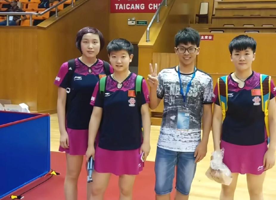 考古莎莎2015年裙装照，嫩到犯规！第一次刷到莎莎2015年穿裙装的赛场老