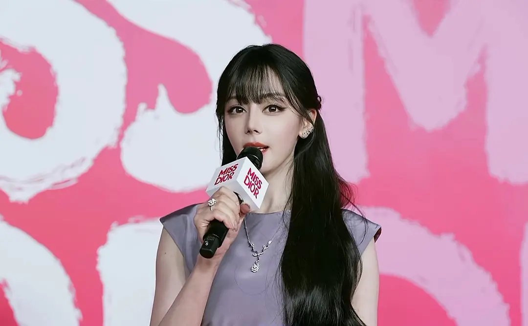 迪奥今天的直播间，我想说能不能别对明星开美颜我服了[捂脸哭][捂脸哭][捂脸哭][允悲