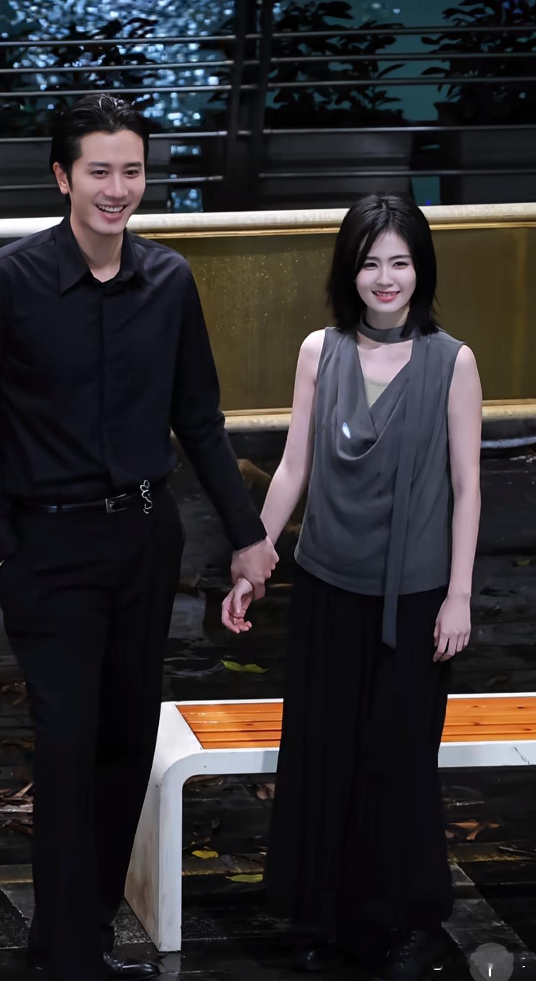 彭冠英身形挺拔，一身黑衣沉稳俊朗，自带成熟松弛的气场；白鹿短发利落，气质温婉灵动