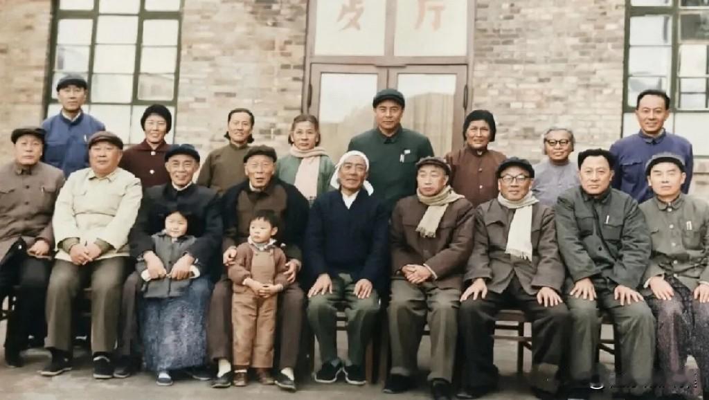 【开国功臣图片故事188】1973年冬，李井泉、江渭清等老同志到大寨参观并与陈
