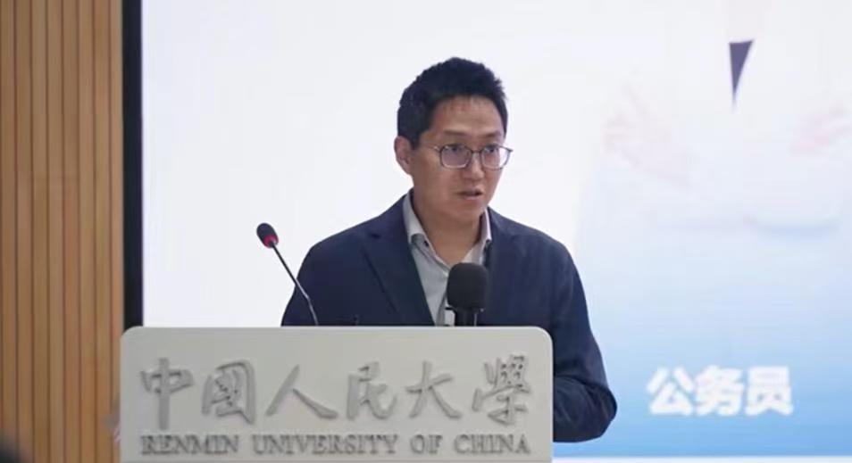 8000万炒股的人，当然看不上年轻人考公。粉笔CEO张小龙这次翻车，其实不止是爆