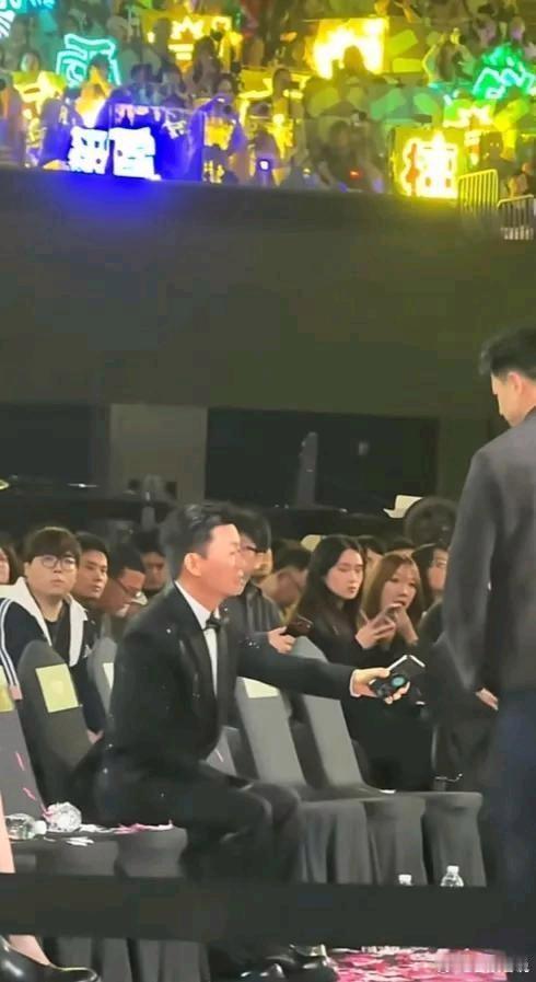 段奕宏在后台，直接把手机扔给了王宝强，不是递，是扔当时现场喧闹，手机震动，他看都