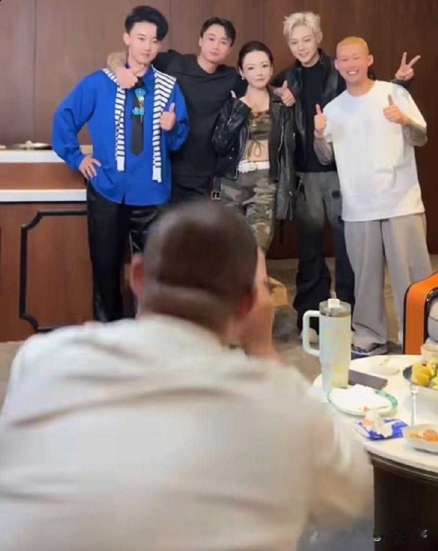 二驴的化身摄影师，高迪也去参加蛋蛋活动了，当时高迪打蛋蛋的时候，也没想到蛋蛋会