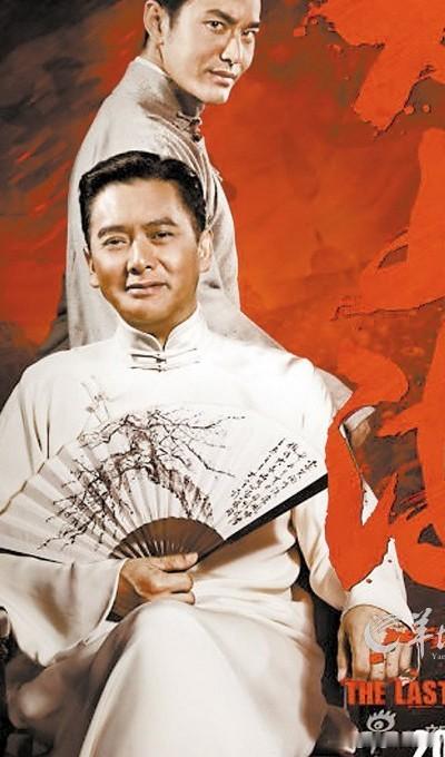 近期热播的荒诞悬疑剧《余红旧事》热度持续走高，曾凭借喜剧角色“龙傲天”被大众熟知的演员张哲华，在剧中