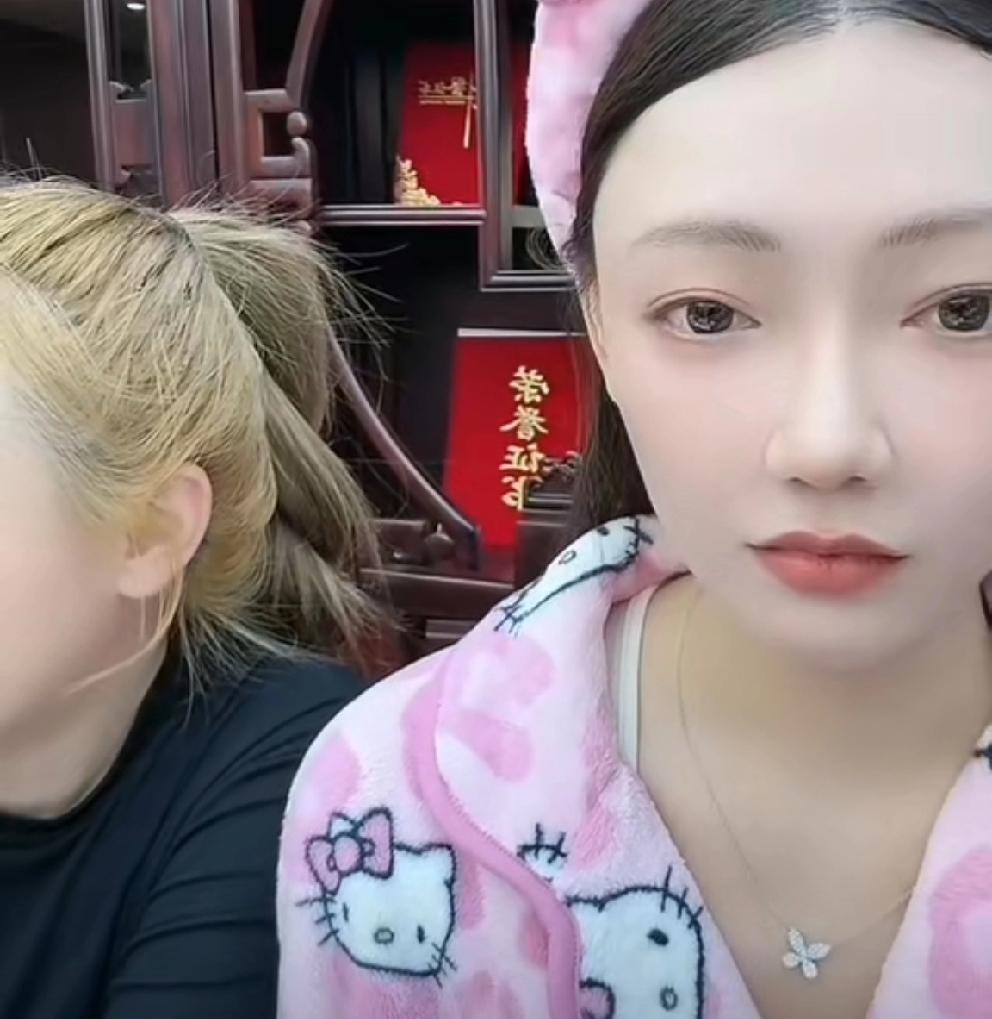 老狗被白麻将举报调查，佳希直播扛旗心情很难受，狗妈安慰坚持到底，老狗别说没问题，