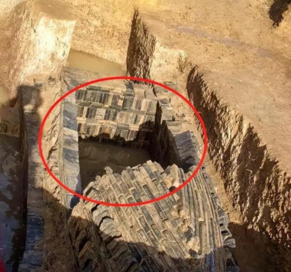 1955年，苏州市园林局为了清理虎丘剑池，把池子里的水全抽干了，池底的宽大洞穴，