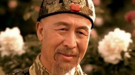 1791年，除夕夜，81岁的乾隆突然下旨，让奴才们去永和宫把78岁的愉妃抬过来，