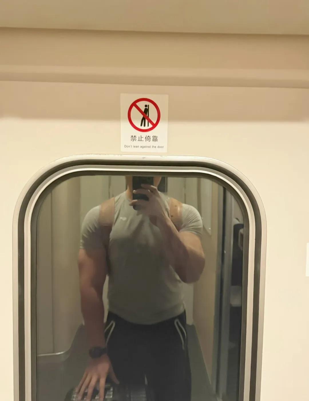 日常电梯自拍出差健身不停肌肉强壮的男人