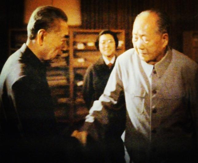 1972年1月，毛主席因积劳成疾，甚至病危。周恩来总理闻讯后，立即前往组织抢救。